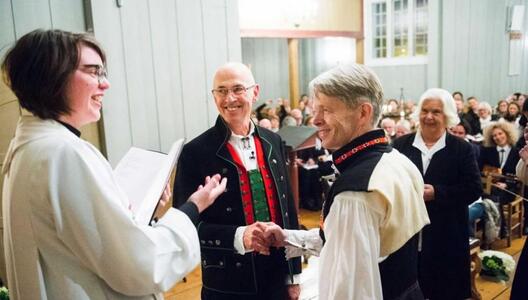 Историски ден за ЛГБТ заедницата во Норвешка: одржана првата венчавка на истополов пар во црква